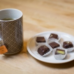 Tasse de thé et pralines